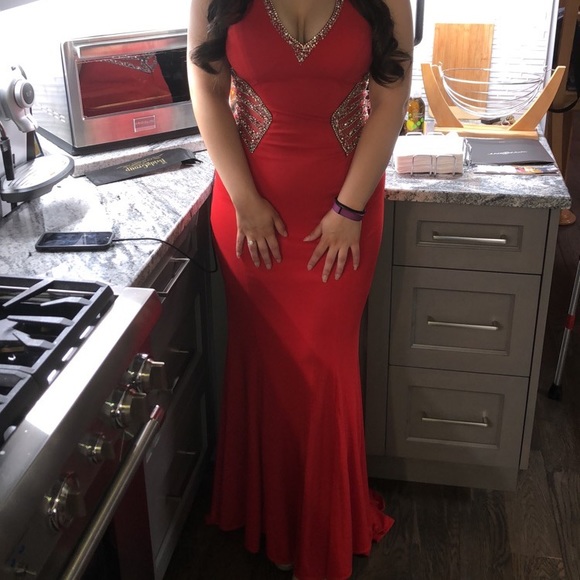 Red prom dress/ gown/ Size M: wore once : i’m 5’4 & weighed around 150 pounds - Picture 4 of 4
